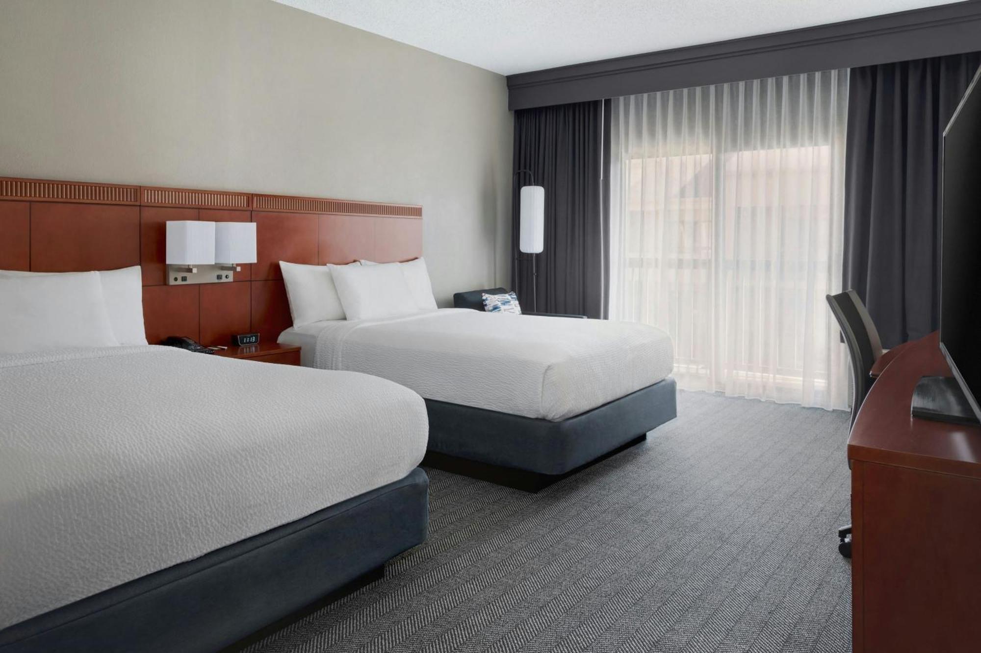 Courtyard By Marriott New Carrollton Ландовер Экстерьер фото